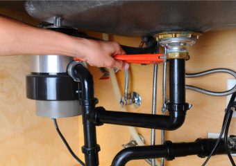 plumber-tighten-disposal-sink-pipe-wrench-840x560-75